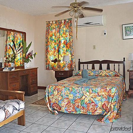 Carib Beach Apartments Negril Oda fotoğraf